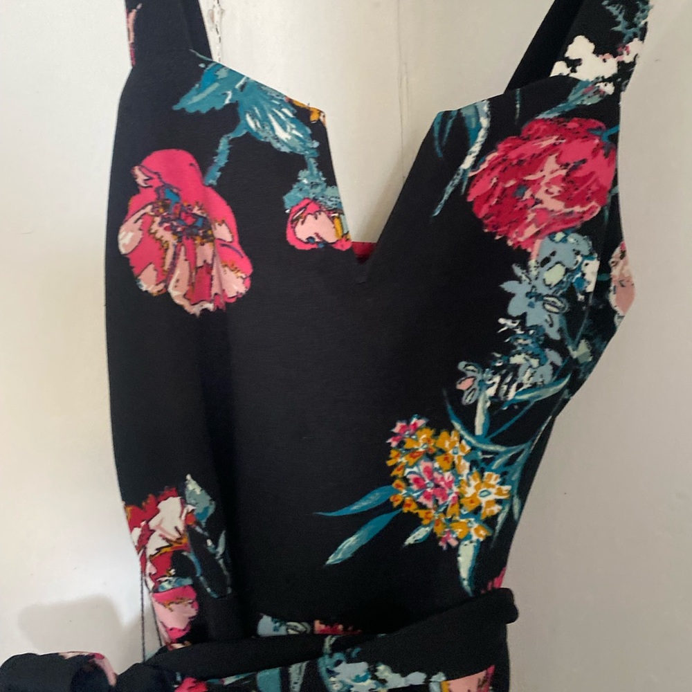 1piece romper w tight bodice w flowy pants& belted.small v detail at neckline XS